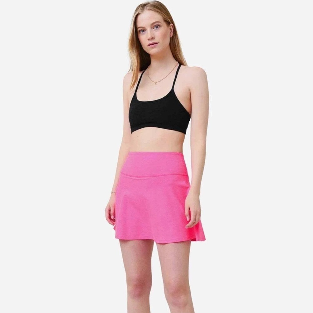 BEYOND YOGA Size Medium
Pink heathered Spacedye coloring
Wide waistband